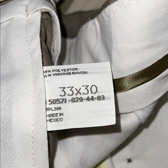 Haggar Green Dress Pants with Pleats and Full-Length Design - Picture 6 of 6